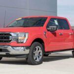 La Ford F-150 es sin lugar a dudas el camión más popular de EE.UU. y uno de los más vendidos a nivel mundial. Este modelo ha sido constantemente renovado para ofrecer lo último en tecnología, potencia y capacidad de remolque. Si bien la versión tradicional de gasolina sigue siendo un referente, la F-150 Lightning, su versión totalmente eléctrica, ha llevado la innovación a un nuevo nivel. Con características como el Pro Power Onboard, que convierte la camioneta en una fuente de energía portátil, y una interfaz de usuario moderna, la F-150 se mantiene a la vanguardia de las camionetas americanas. Si buscas fiabilidad y versatilidad en un camión, la F-150 es siempre una elección segura.
