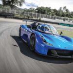 El Dallara Stradale es una obra maestra de la ingeniería de peso ligero. Con un peso en seco de solo 1885 libras, este coche es uno de los más ligeros y ágiles que puedes encontrar. Su monocasco de fibra de carbono y su enfoque minimalista en el interior lo hacen un verdadero coche de carreras apto para la carretera. Con un motor EcoBoost que proporciona una potencia impresionante, el Stradale puede alcanzar una velocidad máxima de 277 km/h. Su suspensión ajustable y sus neumáticos de alto rendimiento garantizan que la adherencia al asfalto sea ejemplar. Este coche es una opción ideal para quienes buscan un deportivo de alta performance con una impresionante relación peso-potencia.