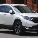 Precio inicial: $65,585
Si tu presupuesto permite optar por un SUV de lujo, el Lexus GX 550 es una de las mejores opciones en cuanto a fiabilidad y capacidad off-road. La marca de lujo de Toyota ha perfeccionado el diseño y la manufactura de este modelo, ofreciendo una combinación de lujo y robustez para enfrentar cualquier terreno. Además, según los datos de CarEdge, el GX 550 es muy rentable en términos de mantenimiento, con un coste estimado de $2,700 en los primeros cinco años, lo que es impresionante para un SUV de lujo. Su fiabilidad ha sido destacada por Consumer Reports, que ubicó a Lexus como la segunda marca más fiable de 2025, por encima incluso de Toyota.