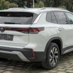 El Volkswagen Tiguan 2025 comienza en $27,975 y es conocido por su motor turboalimentado de 2.0 litros que produce 201 hp, con una economía de combustible decente de hasta 31 MPG en carretera. Sin embargo, los propietarios de este SUV compacto a menudo informan problemas con el sistema de infoentretenimiento y componentes eléctricos, lo que puede llevar a reparaciones imprevistas. Además, la depreciación del Tiguan es bastante alta, lo que reduce su valor con rapidez. Si estás buscando un SUV asequible y fiable a largo plazo, el Tiguan podría no ser la mejor opción debido a sus problemas constantes y al alto coste de mantenimiento.