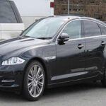 El Jaguar XJ (X351) es un coche que llamó la atención por su diseño elegante y su lujoso interior. Sin embargo, a pesar de su belleza exterior, la calidad de construcción dejó mucho que desear. Los propietarios se encontraron con sistemas de infoentretenimiento defectuosos, fallos en la construcción y problemas de fiabilidad que hicieron que la experiencia de poseer este vehículo fuera menos placentera de lo que se esperaba.

Problemas comunes:

Calidad de construcción deficiente.

Sistema de infoentretenimiento problemático.

Preocupaciones sobre la fiabilidad a largo plazo.