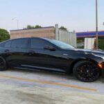 El Cadillac CT5 es un sedán de lujo que podría parecer la opción perfecta entre los modelos de gama media y alta, pero no logra mantener su valor. Situado en una zona gris entre los coches de lujo y los más asequibles, el CT5 no atrae a suficientes compradores para justificar su precio. Esto provoca que, cuando los propietarios intentan venderlo, descubren que su valor ha caído significativamente.