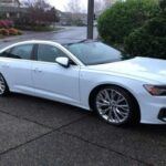 El Audi A6 es un sedán de lujo que sigue siendo una opción potente y elegante para los compradores, pero en 2025 ha visto una disminución en su valor. La competencia con los SUVs deportivos, que están dominando el mercado en términos de popularidad, ha afectado la demanda de vehículos como el A6. Aunque sigue siendo un coche impresionante en carretera, la preferencia general por vehículos más altos y versátiles ha dejado al A6 con un valor de reventa más bajo en comparación con modelos más nuevos y populares.