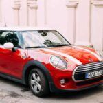 El MINI Cooper, aunque es conocido por su conducción dinámica y su diseño icónico, no sobresale en cuanto a fiabilidad. Al compartir tecnología con BMW, el MINI incorpora características avanzadas, pero también lleva consigo los problemas de los coches más complejos. Los propietarios han señalado fallos eléctricos y costosos arreglos mecánicos, lo que resta puntos al modelo en términos de fiabilidad.