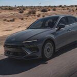 Precio de venta sugerido inicial: $29,090

El Hyundai Sonata Híbrido es uno de los sedanes medianos más asequibles de su segmento, destacando por su diseño elegante y una calidad de conducción superior a la media. Aunque no es el más emocionante en cuanto a manejo, ofrece una conducción suave y eficiente, perfecta para quienes buscan comodidad y fiabilidad a un precio asequible.