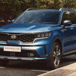 Alcance: 655 millas

El Kia Sorento Híbrido 2025 es una opción impresionante dentro de los SUVs híbridos. Con un alcance de 655 millas (aproximadamente 1054 km) en su versión con tracción delantera (FWD), es ideal para aquellos que buscan un SUV familiar con una gran autonomía y características tecnológicas de última generación. Sin embargo, es importante tener en cuenta que la versión de tracción total (AWD) tiene un alcance de 602 millas (aproximadamente 968 km), lo que hace que la versión FWD sea la opción más eficiente en cuanto a autonomía.