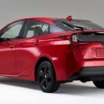 Precio inicial: $15,146
El Toyota Prius es uno de los híbridos más populares y confiables del mercado. Su probabilidad de durar más de 250,000 millas es del 12.6%, un 1.5 veces mayor que el promedio. A pesar de que solo el 6.3% de los propietarios lo mantienen por más de 15 años, su eficiencia de combustible y fiabilidad hacen de él una opción inteligente para quienes buscan un vehículo económico a largo plazo. Además, Toyota sigue ocupando el segundo puesto en confiabilidad.