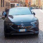 El Mercedes-Benz EQE SUV es otro intento de la marca por conquistar el mercado de los SUV eléctricos de lujo, pero no ha logrado impresionar. Aunque su aceleración es rápida y tiene una autonomía de 284 millas (456 km), el tiempo de carga es lento debido a su cargador a bordo de 9.6 kW. Además, el sistema de frenos es esponjoso, lo que afecta la experiencia de conducción, y los controles del vehículo son confusos y poco intuitivos. A pesar de su alto precio de alrededor de $110,000, existen alternativas más atractivas como el Genesis GV60 o el Audi Q4 E-Tron.