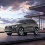 Calificación de calidad y fiabilidad: 86/100
El Audi Q3 2025 es un SUV de lujo compacto que ofrece un motor turboalimentado eficiente de cuatro cilindros con 228 caballos de fuerza. Aunque es más caro que otros modelos de esta lista, su nivel de confiabilidad y su bajo número de llamadas a revisión lo hacen una opción destacada para quienes buscan lujo sin arruinarse en mantenimiento. Este SUV es ideal para quienes desean una mezcla de calidad, confort y fiabilidad sin los altos costos de otros modelos premium.
Costo medio de mantenimiento anual: $915
Costo estimado de mantenimiento durante los primeros 10 años: $12,647