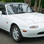 El Mazda MX-5 Miata es un coche que destaca por su ligereza, lo que reduce el desgaste de las piezas y contribuye a una mayor fiabilidad. Gracias a su diseño simple, la accesibilidad a los componentes y su fácil mantenimiento, el Miata soporta bien las altas revoluciones sin que se presente ningún problema. Además, el Miata es conocido por su diversión al volante, algo que se mantiene a lo largo de los años gracias a su sencilla mecánica. Las juntas y las capotas de lona necesitan cuidados periódicos, pero en general, es un coche sin dramas, que recompensa la atención regular con temporadas de conducción sin complicaciones.