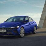 El Hyundai Elantra Hybrid es un sedán compacto que sobresale por su tecnología avanzada y su rendimiento en combustible. Con hasta 56 mpg combinado, el Elantra Hybrid se posiciona como uno de los más eficientes de su clase. Su sistema híbrido suave y su interior moderno lo hacen una opción atractiva para aquellos que buscan una opción económica y cómoda sin sacrificar el estilo.