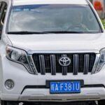 El Toyota Land Cruiser es una leyenda en el mundo de los SUV gracias a su durabilidad y capacidad todoterreno. Los propietarios destacan la habilidad del Land Cruiser para manejar condiciones extremas, desde desiertos abrasadores hasta montañas rocosas, gracias a su construcción robusta y su motor fiable. Además, su interior de lujo lo convierte en una opción versátil para quienes buscan tanto aventura como confort. Con muchos modelos que superan los 200,000 kilómetros sin problemas, el Land Cruiser sigue siendo un símbolo de fiabilidad y longevidad.