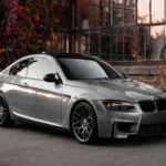 El BMW M3 E92 es un clásico que combina un motor V8 atmosférico de alto rendimiento con una dinámica de chasis que ofrece un manejo excepcional. Este modelo, conocido por su capacidad para girar a altas revoluciones, ofrece un equilibrio perfecto entre potencia, lujo y practicidad. Si bien es un auto deportivo, también se puede usar cómodamente en el día a día, lo que lo convierte en una opción muy buscada en el mercado de autos usados. La combinación de confort, estilo y rendimiento lo hace ideal para quienes buscan un deportivo que no solo sea potente, sino también refinado.