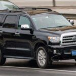 La Toyota Sequoia 2025 se beneficia directamente de la plataforma de la pickup Tundra, lo que le otorga una durabilidad y capacidad de remolque excepcionales. Con un motor híbrido i-FORCE MAX, el modelo SR5 puede remolcar hasta 9,520 libras sin esfuerzo. Construida sobre un chasis completamente cerrado, la Sequoia está lista para trabajos pesados, pero también ofrece un interior refinado y cómodo para viajes largos. Este SUV combina resistencia y sofisticación, siendo una excelente opción para quienes necesitan un vehículo de alto rendimiento para remolcar y transportar.
Capacidad de remolque: 9,520 libras