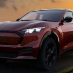 El Ford Mustang Mach-E es uno de los competidores más serios del Tesla Model Y en el mercado de SUV eléctricos. Con hasta 370 hp y una aceleración de 0-100 km/h en solo 4.2 segundos, el Mach-E ofrece un rendimiento sólido que rivaliza con el de otros SUV eléctricos de alto rendimiento. Su autonomía de hasta 514 km lo hace una excelente opción para viajes largos, mientras que su conducción deportiva y el emblemático estilo Mustang le dan una personalidad única. Si lo que buscas es potencia y diversión al volante en un SUV eléctrico, el Mach-E es una opción que no debes pasar por alto.
Rango: Hasta 514 km | Potencia: 370 hp