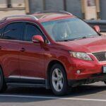 El Lexus RX es sinónimo de lujo y comodidad. Este SUV premium está diseñado para quienes buscan una experiencia de conducción suave y silenciosa, casi como flotar sobre las carreteras. El interior de alta calidad y la tecnología avanzada proporcionan un ambiente cómodo y relajante, ideal para los jubilados que desean sentirse especiales en cada viaje. Además, el RX ofrece una gran cantidad de características de seguridad que ayudan a reducir la fatiga del conductor y ofrecen tranquilidad al volante.