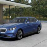 El BMW i5 eDrive40 es la respuesta de BMW al segmento de los sedanes de lujo eléctricos. Con una autonomía de 475 km, este sedán combina el rendimiento tradicional de la marca con la sostenibilidad eléctrica. Su diseño es elegante y su interior, de acabados finos y materiales premium, hace que el i5 sea un verdadero lujo sobre ruedas.
A diferencia de otros EVs que buscan destacar únicamente por la tecnología, el i5 mantiene las dinámicas de conducción características de BMW, siendo ágil y cómodo. Su sistema de asistencia al conductor y la tecnología de conectividad están perfectamente integrados, lo que lo convierte en una opción ideal para quienes buscan un sedán eléctrico que no solo sea ecológico, sino también emocionante de conducir.
Rango: 475 km | Potencia: 340 hp