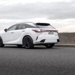 El peso adicional de las baterías híbridas puede afectar el rendimiento general del vehículo. Modelos como el Toyota RAV4, cuando se comparan con sus versiones no híbridas, muestran un incremento de peso que puede ser notable en el manejo. Por ejemplo, el RAV4 Híbrido SE AWD es 90 kg más pesado que la versión convencional, y el RAV4 híbrido enchufable puede superar los 317 kg de diferencia. Este peso adicional puede afectar negativamente la aceleración, el frenado y la maniobrabilidad, lo que podría no ser adecuado para conductores que valoran el rendimiento.