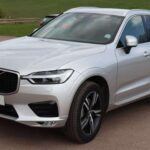 Cerrando la lista llega el Volvo XC60, el máximo exponente del lujo escandinavo dentro de los SUV compactos. Reconocido por su impecable diseño, refinamiento y altísimos estándares de seguridad, el XC60 impresiona con detalles tan distintivos como su palanca de cambio de cristal. Su versión PHEV combina potencia, eficiencia y sostenibilidad, reforzando la filosofía moderna de Volvo. Con valoraciones sobresalientes en acabados interiores y equipamiento de lujo, se mantiene como uno de los modelos más completos del mercado.