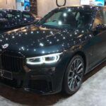 La BMW Serie 7 es conocida como un sedán de lujo insignia, aclamado por su rendimiento y confort. No obstante, ha sido víctima de la depreciación, con algunos modelos perdiendo casi el 60% de su valor en solo cinco años. Al igual que otros coches de lujo, la Serie 7 enfrenta altos costos de mantenimiento que desincentivan a los compradores potenciales y afectan su valor de reventa. Además, el rápido avance de la tecnología ha contribuido a la pérdida de valor, ya que las versiones más antiguas no pueden competir con las innovaciones y características avanzadas de los modelos más nuevos.