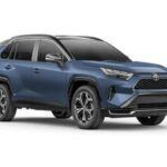 El Toyota RAV4 PHEV 2025 se ha convertido en uno de los SUV híbridos más potentes y eficientes del mercado. Con 302 hp y una aceleración de 0 a 100 km/h en solo 6.3 segundos, este modelo combina la potencia con una impresionante autonomía eléctrica de hasta 42 millas. Su manejo superior y tiempos de carga rápidos lo hacen perfecto para aquellos que buscan una opción híbrida sin sacrificar rendimiento. Además, el RAV4 PHEV ofrece todas las características de seguridad activas estándar, lo que lo convierte en una opción segura y confiable para los conductores conscientes del medio ambiente.
Precio estimado: Desde 38,000 USD