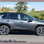 El Toyota RAV4 Híbrido es una de las opciones más populares en el segmento de los SUV híbridos gracias a su fiabilidad y rendimiento. Con una aceleración de 0 a 60 mph en 7.8 segundos, el RAV4 Híbrido es más rápido que su versión no híbrida y ofrece una excelente economía de combustible de hasta 40 mpg combinados. Además, el RAV4 ofrece un amplio espacio de carga y un diseño funcional para quienes necesitan capacidad de carga adicional. Los modelos 2019 a 2025 ofrecen una gran opción de compra usada, ya que su valor de reventa se mantiene fuerte y es fácil encontrar unidades por debajo de los $25,000.