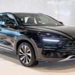 El BYD Seal es una de las grandes apuestas de China para competir con el Tesla Model 3. Con un diseño afilado, un rendimiento impresionante y tecnología de punta, este modelo se ofrece con dos opciones de batería: una de 61.4 kWh con una autonomía de hasta 460 km (286 millas) y una de 82.5 kWh que llega a 570 km (354 millas) según el ciclo WLTP. El modelo de doble motor AWD ofrece 530 caballos de fuerza, acelerando de 0 a 100 km/h en 3.8 segundos. El Seal destaca por su interior premium, que incluye una pantalla táctil de 15.6 pulgadas y acabados de lujo, posicionándose como una opción económica y competitiva en mercados globales. Aunque no está disponible en EE. UU., su precio y características lo convierten en un rival formidable para Tesla en mercados internacionales.