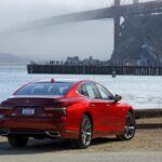 Precio promedio de segunda mano: $50,000
El Lexus LS500 2021 es uno de los sedanes más lujosos y confiables que puedes encontrar en el mercado de segunda mano. Con un motor V6 de 3.5 litros y tracción a las cuatro ruedas, el LS500 ofrece un rendimiento equilibrado de 17 mpg en ciudad y 27 en carretera. Su interior es un ejemplo de lujo japonés, con materiales de primera calidad, asientos de masaje y tecnología de última generación. Aunque su precio de segunda mano es algo más elevado que otras opciones en esta lista, la fiabilidad y durabilidad de Lexus lo convierten en una excelente inversión a largo plazo.
Lo mejor: Un sedán de lujo de alta gama con una excelente calidad de fabricación y fiabilidad.