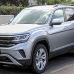 El Range Rover Evoque es conocido por su lujo y elegancia, pero su fiabilidad ha sido un problema constante. Con una puntuación baja de fiabilidad y 12 retiradas del mercado en su primer año, este SUV ha demostrado ser una inversión problemática. Los problemas más comunes incluyen fallos en los sistemas de infoentretenimiento, problemas con los frenos y la suspensión, lo que ha generado frustración entre los propietarios. Aunque ofrece una experiencia de conducción lujosa, la falta de fiabilidad convierte al Evoque en una opción arriesgada.