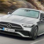 Aunque Mercedes-Benz no siempre ha sido la marca más confiable en términos generales, varios de sus modelos, especialmente el Clase E y el Clase S, han demostrado una durabilidad impresionante. Mercedes ha mejorado su fiabilidad en los últimos años al enfocarse en plataformas probadas y evitando tecnologías experimentales que podrían comprometer la longevidad. Los modelos más antiguos y probados de la marca, como los sedanes y SUVs de la serie E, continúan siendo una opción sólida para los compradores que buscan lujo y confiabilidad a largo plazo.