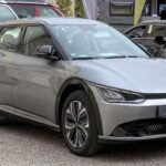 El Kia EV6 es uno de los crossovers eléctricos más emocionantes del mercado, combinando un estilo vanguardista con un rendimiento excepcional. Con versiones de hasta 576 CV y una autonomía de más de 482 km en su configuración de larga distancia, el EV6 es un rival serio para el Tesla Model 3 y otros competidores en el segmento de los coches eléctricos de alto rendimiento. Además, la carga ultrarrápida de este modelo permite recuperar 100 km de autonomía en solo 15 minutos.