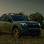Precio aproximado: $30,000

La Toyota RAV4 continúa siendo uno de los SUV más vendidos de América por una razón: su fiabilidad y su capacidad para mantenerse en la cima año tras año. El modelo 2025 ofrece un motor de 2.5 litros con 203 caballos de fuerza, y su eficiencia de combustible de 27 MPG en ciudad y 35 MPG en carretera la hace perfecta para familias que quieren ahorrar en combustible sin sacrificar el espacio. Además, la versión híbrida, que ofrece una eficiencia de 41 MPG en ciudad y 38 MPG en carretera, es ideal para aquellos que buscan aún más ahorro. La RAV4 ha ganado una reputación por su durabilidad, lo que la convierte en una excelente inversión a largo plazo.

Lo mejor: Fiabilidad legendaria, gran eficiencia de combustible y espacio versátil.
