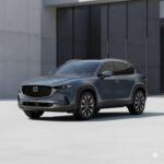 El Kia Telluride se ha consolidado como uno de los SUV familiares más completos del mercado. Con una calificación Top Safety Pick+ por parte del IIHS y 5 estrellas de NHTSA, ofrece un nivel de seguridad impresionante. Con capacidad para hasta 8 pasajeros, es ideal para familias grandes. Además, sus características de seguridad, como el frenado automático, garantizan una conducción tranquila tanto de día como de noche. Con un precio de inicio de alrededor de $38,000, el Telluride ofrece un espacio amplio, una conducción silenciosa y es perfecto para aquellos que buscan un SUV que se adapte a su estilo de vida familiar sin el precio elevado de los modelos de lujo.