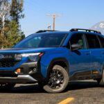 Precio inicial: $29,995
El Subaru Forester 2026 continúa siendo una opción sobresaliente para quienes buscan un SUV asequible con tracción total y una gran capacidad para enfrentar condiciones climáticas adversas. Equipado con tracción simétrica en las cuatro ruedas, el Forester ofrece una estabilidad y confianza excepcionales, especialmente en climas lluviosos o en terrenos difíciles. Con una excelente fiabilidad a largo plazo y bajos costos de mantenimiento, el Forester es ideal para familias que buscan un SUV robusto y duradero. Además, su rendimiento de reventa sigue siendo fuerte, lo que hace que este modelo sea una inversión inteligente a largo plazo.