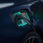 Ford también está desarrollando un SUV eléctrico de tres filas, ideal para familias que buscan un vehículo eléctrico sin renunciar al espacio ni a la versatilidad. Este modelo contará con una arquitectura totalmente eléctrica, diseñada para bajar el centro de gravedad y mejorar el manejo, al mismo tiempo que ofrece una batería ubicada en el piso para maximizar el espacio interior.

Con una autonomía de más de 300 millas con una sola carga y la capacidad de realizar carga bidireccional, este SUV podrá alimentar herramientas o incluso respaldar una casa durante un corte de energía. Con la producción programada para comenzar el próximo año, este vehículo será un avance importante para las familias que desean un SUV eléctrico funcional y accesible.

Lo mejor: Espacio y versatilidad familiar en un vehículo eléctrico.