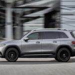 El Mercedes-Benz EQB, un SUV eléctrico de entrada, será descontinuado en 2026 debido a bajas ventas y rendimiento limitado. A pesar de ser un modelo accesible dentro de la gama de vehículos eléctricos de Mercedes, el EQB no logró destacarse por su autonomía limitada y sus bajas velocidades de carga. A pesar de su potencial, el SUV fue eclipsado por modelos más eficientes y con mejores características, lo que ha llevado a Mercedes a tomar la decisión de retirar el EQB de su línea de vehículos eléctricos para 2026.