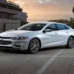 El Chevrolet Malibu Híbrido 2018 es apreciado por su espacio interior y economía de combustible, pero presenta varios problemas mecánicos. Algunos propietarios han experimentado fallos del motor y problemas con el sensor de combustible, lo que puede llevar a fallos de rendimiento. Otros han reportado problemas de reducción de potencia, lo que puede ser peligroso en situaciones de conducción exigentes. A pesar de ser un vehículo con una buena eficiencia, los problemas de potencia y fiabilidad del motor hacen que este modelo no sea el más adecuado.