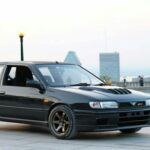 El Nissan Pulsar GTI-R, un hatchback de rally, se descontinuó en 1994, pero su tracción total y su motor turboalimentado lo mantienen como un clásico entre los aficionados al rally y a los autos deportivos. Este modelo fue fabricado en cantidades limitadas y diseñado para la homologación en competiciones, lo que lo convierte en una joya rara en el mercado de autos usados. A pesar de su rareza, su capacidad y rendimiento continúan sorprendiendo a los conductores modernos, y su estatus de culto ha impulsado su valor en los últimos años.