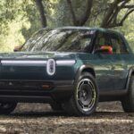 El Rivian R3X es el SUV de aventura más pequeño de la marca, pero promete ofrecer un rendimiento épico gracias a su tren motriz de tres motores eléctricos. Este modelo es la versión más compacta y resistente del SUV Rivian, con un diseño retro que ha cautivado a los aficionados. En comparación con el R1S, el R3X será más ligero y pequeño, lo que le permitirá ofrecer un rendimiento más ágil y dinámico. Además, la configuración de tres motores eléctricos garantiza un rendimiento potente y eficiente, lo que lo convierte en una opción atractiva para quienes buscan una alternativa al Volvo EX30 Cross Country. Su lanzamiento está previsto para principios de 2027, y se espera que se convierta en un referente en el mercado de los SUV eléctricos compactos.