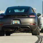 El Porsche 718 Cayman S es el ejemplo perfecto de cómo un deportivo asequible puede ofrecer sensaciones de superdeportivo sin ser inalcanzable. Aunque los modelos 911 son los más codiciados de Porsche, el Cayman S ha demostrado ser una de las mejores opciones en cuanto a manejo y desempeño. Equipado con un motor de 2.5 litros turboalimentado, el Cayman S ofrece una aceleración impresionante y un chasis que se siente impecable en cualquier curva.

Los modelos de 2016 a 2018 están dentro de nuestro presupuesto y son perfectos para quienes buscan un rendimiento de superdeportivo con la fiabilidad de Porsche. Además, el Cayman S tiene un manejo que muchos consideran superior al 911 debido a su centro de gravedad más bajo y su tamaño compacto.

Lo mejor: Manejo superior, rendimiento impresionante y un precio mucho más accesible que el 911.