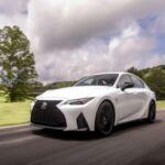 Probabilidad de alcanzar las 250,000 millas: 27.5%
Precio de venta sugerido: $41,710 - $70,000

El Lexus IS es uno de los sedanes de lujo más duraderos que se puede comprar. Con la calidad y fiabilidad que caracterizan a Lexus, este modelo ha demostrado ser capaz de mantener su rendimiento durante más de 250,000 millas con el mantenimiento adecuado. Ofrece una conducción suave, con motores potentes y una cabina llena de materiales de alta calidad. A pesar de ser un sedán de lujo, la IS es conocida por su durabilidad, lo que la convierte en una excelente opción para aquellos que buscan un vehículo deportivo con una vida útil prolongada.

Lo mejor: Conducción deportiva, fiabilidad de lujo, diseño elegante.