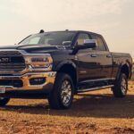 Si pensabas que los coches europeos eran los más costosos de mantener, el Ram 2500 te hará cambiar de opinión. Este camión de trabajo de alta resistencia no es de lujo, pero su mantenimiento es el más caro entre las marcas no-lujosas. Según CarEdge, el costo de mantenimiento de un Ram 2500 en diez años asciende a 27,423 dólares, lo que lo convierte en el más caro en su categoría. Los problemas frecuentes incluyen fallos en los inyectores de combustible, fallos en la transmisión y hasta problemas con la dirección asistida. Si no quieres convertirte en un cliente frecuente de tu mecánico local, quizás sea mejor considerar otras opciones.