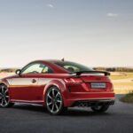 Si lo que buscas es un deportivo de lujo, el Audi TT es la opción ideal. Con su diseño atemporal y su enfoque en la experiencia de conducción, el TT ha sido una de las berlinas deportivas más codiciadas de Audi. La generación 8S, que se fabricó hasta 2023, continúa siendo muy popular en el mercado de segunda mano, especialmente los modelos más recientes, que aún cuentan con garantía de fábrica. Este modelo se mantiene con una depreciación muy baja, lo que lo convierte en una excelente opción para quienes buscan un deportivo con los cuatro aros. Además, el TT es conocido por su fiabilidad, con menos problemas mecánicos que otros deportivos de su clase.

Lo mejor: Deportividad, diseño icónico y fiabilidad. Perfecto para quienes buscan un coche de conducción emocionante que dure años.