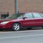 El Ford Taurus, que se consideraba un sedán familiar confiable, sufrió graves problemas con su transmisión durante los años 2003-2006. Los convertidores de par defectuosos y las fallas frecuentes dejaban a los conductores varados antes de los 80,000 kilómetros. Si alguna vez poseíste un Taurus de esta época, probablemente viviste con la incertidumbre de saber si el coche arrancaría correctamente o si necesitarías una visita al mecánico justo después de encenderlo.

Lo peor: Fallos frecuentes de la transmisión que dejaban a los propietarios con un sedán familiar poco confiable y muy costoso de reparar.