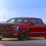 El Shelby F-150 Super Snake es la bestia que desafía las expectativas de un camión de alto rendimiento. Equipado con un motor V8 sobrealimentado de 770 caballos de fuerza, el Super Snake acelera con la ferocidad de un coche deportivo, siendo uno de los camiones más rápidos disponibles. Su suspensión rebajada y su sistema de frenos personalizado mejoran el manejo, mientras que su carácter de 