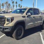 La GMC Sierra AT4 2026 es un modelo de lujo que combina fuerza, estilo y tecnología de vanguardia. Con un motor V8 de 6.2 litros, esta pickup es capaz de remolcar grandes cargas y superar terrenos complicados con facilidad. El sistema de gestión de carga de la Sierra AT4 es innovador, permitiendo una organización eficiente del equipo de camping en su amplia caja de carga.

En el interior, la Sierra AT4 se distingue por su cabina lujosa y moderna. Equipado con una pantalla digital personalizable y un sistema de audio premium, garantiza que cada viaje sea tan cómodo como emocionante. Si buscas un equilibrio entre robustez y confort, esta pickup es una opción excepcional.