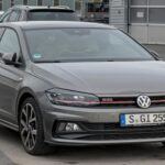El Volkswagen GTI es un clásico de los hatchbacks deportivos y sigue demostrando por qué es uno de los modelos más divertidos y asequibles. Con un motor turboalimentado de 2.0 litros, el GTI entrega una potencia inmediata con su transmisión de doble embrague de 6 velocidades que asegura cambios rápidos y una experiencia de conducción excitante. La dirección precisa y el chasis bien equilibrado permiten que el GTI se sienta como un verdadero deportivo en la carretera. Este hatchback es perfecto para quienes buscan un coche que sea tanto práctico como emocionante, sin un precio desorbitado.