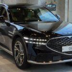 El Genesis G90 es uno de los sedanes de lujo más completos del mercado, con un enfoque en la comodidad y el rendimiento. Con un interior espacioso y materiales de alta calidad, el G90 se destaca por su confort durante los viajes largos. El sistema de suspensión adaptativa ajusta la rigidez del coche según las condiciones de la carretera, proporcionando una conducción suave y refinada. Los asientos traseros con espacio adicional y un sistema de entretenimiento dedicado a los pasajeros de la parte posterior garantizan una experiencia de viaje sin igual. Además, las opciones de motor potente ofrecen un rendimiento excepcional para aquellos que no solo buscan confort, sino también dinamismo en la carretera.