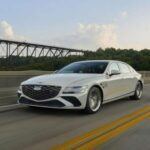 Un sedán de lujo que no sacrifica espacio
El Genesis G80 2025 es un sedán de lujo que sobresale por sus 41.1 pulgadas de espacio para la cabeza, que es bastante más generoso que el de otros sedanes de lujo de la competencia. Aunque su espacio para las piernas es un poco más reducido, con 42.5 pulgadas en comparación con el 46 pulgadas del K5, el G80 sigue siendo una excelente opción para quienes buscan un sedán elegante y cómodo para personas altas. Además, ofrece asientos ajustables eléctricamente, una suspensión suave y un interior lujoso que prioriza el confort. Con una estética refinada y un rendimiento excelente, este modelo es perfecto para quienes buscan un coche de lujo sin perder espacio.
