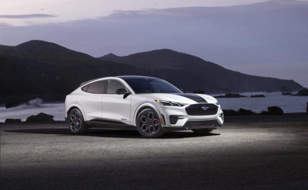 Ford apuesta por los híbridos para frenar el estancamiento de los vehículos eléctricos.